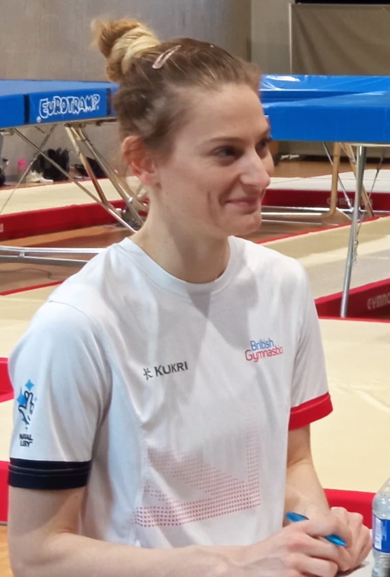 Bryony Page durante una sesión de preparación de trampolín en 2024