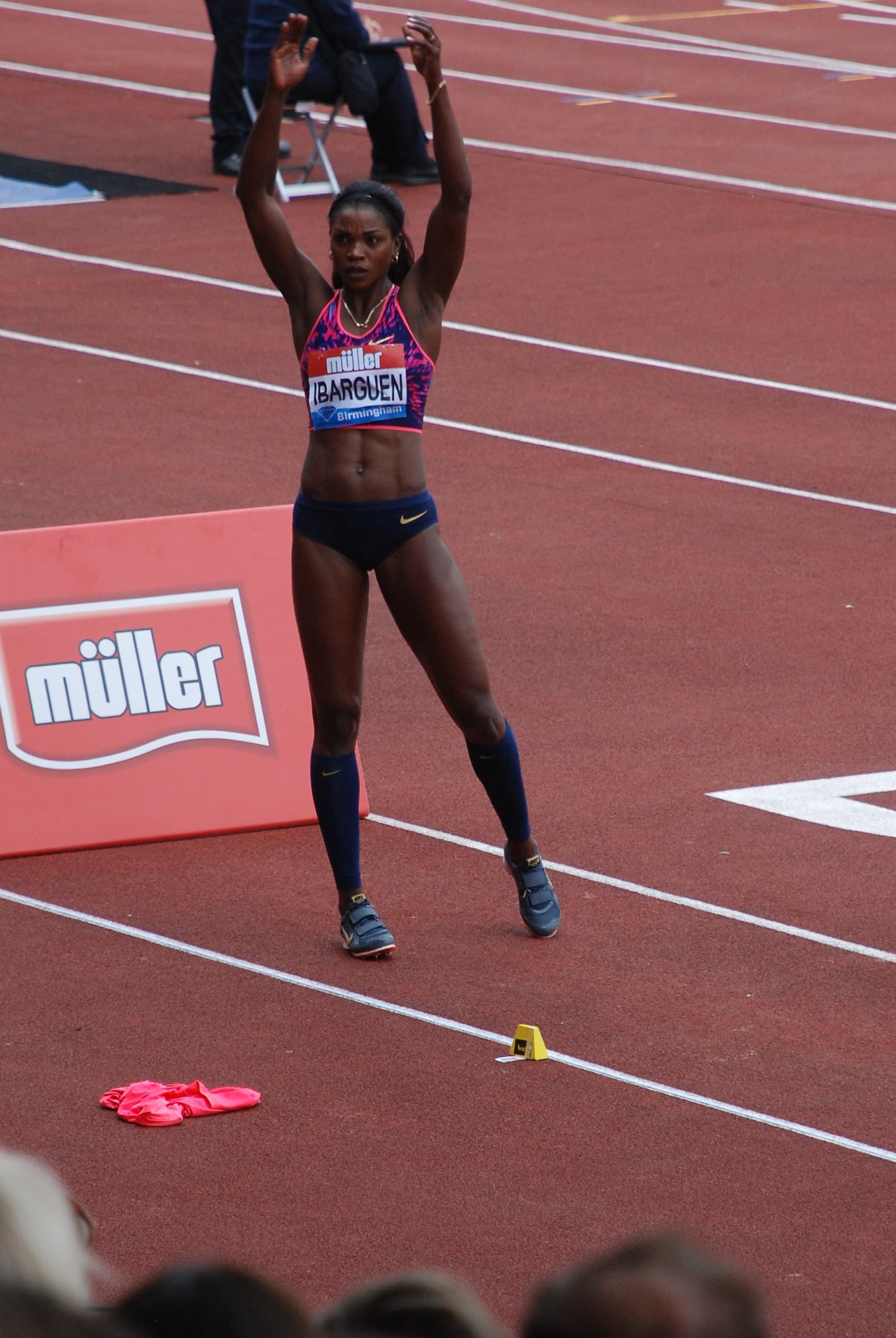 Caterine Ibargüen durante una competencia de triple salto