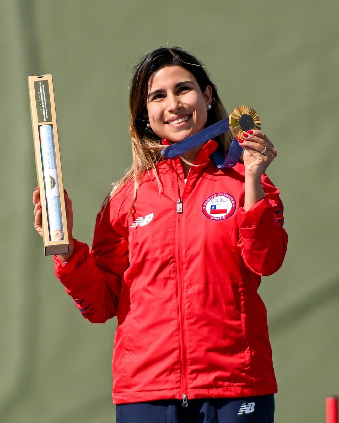 Francisca Crovetto con la medalla de oro olímpica obtenida en París 2024