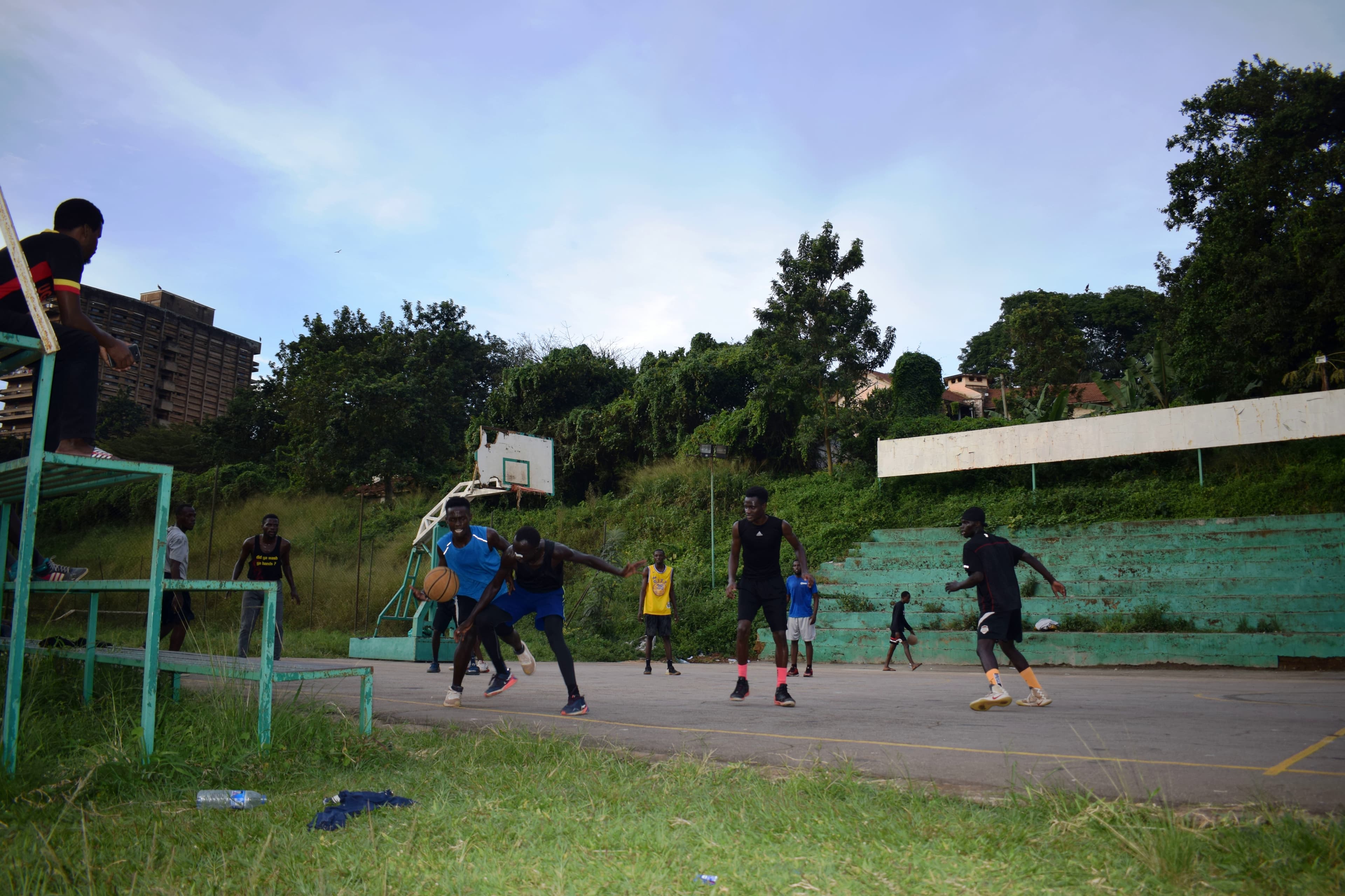 Jugadores disputando un partido de baloncesto al aire libre