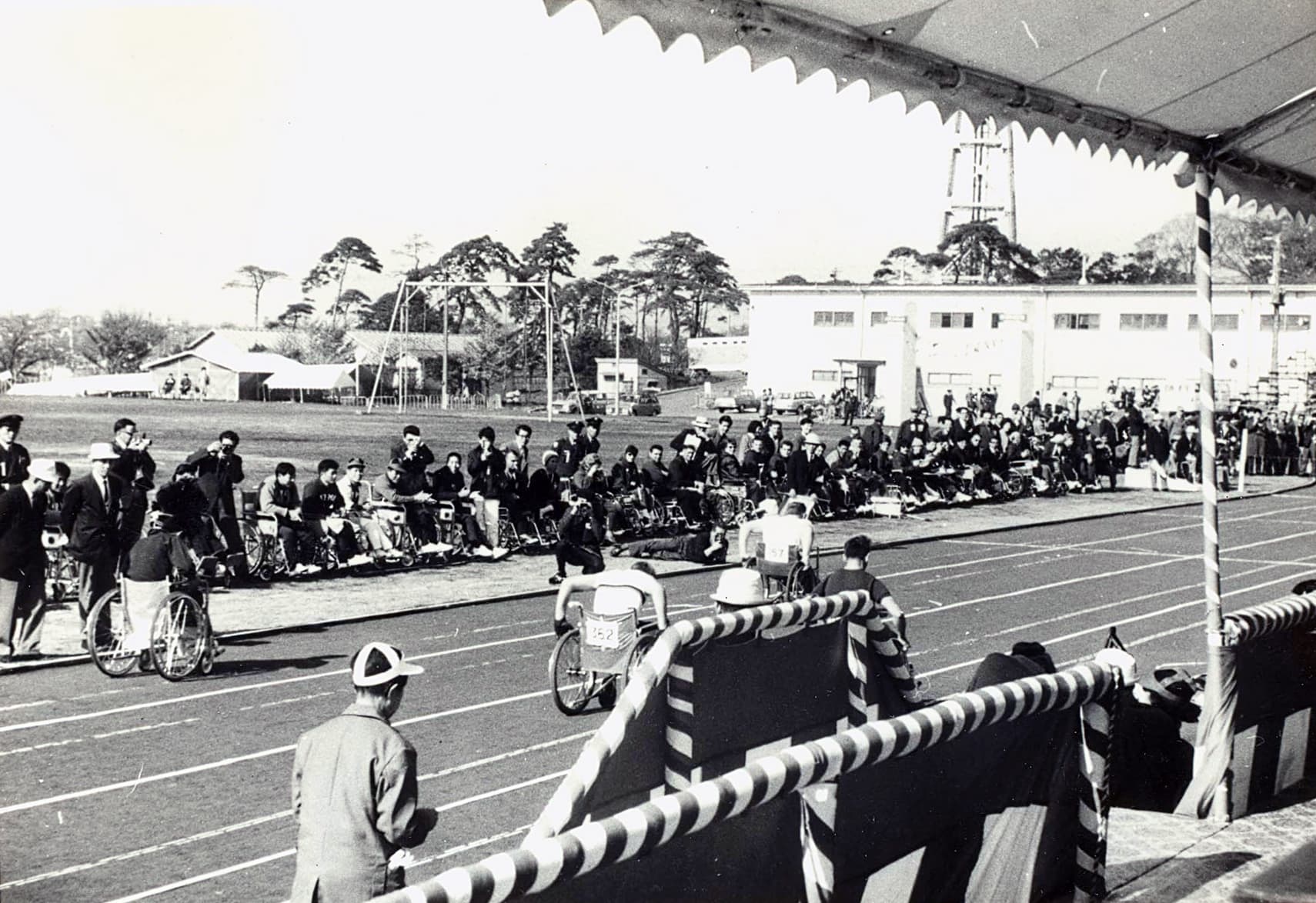Carrera en silla de ruedas durante los Juegos Paralímpicos de Tokio 1964
