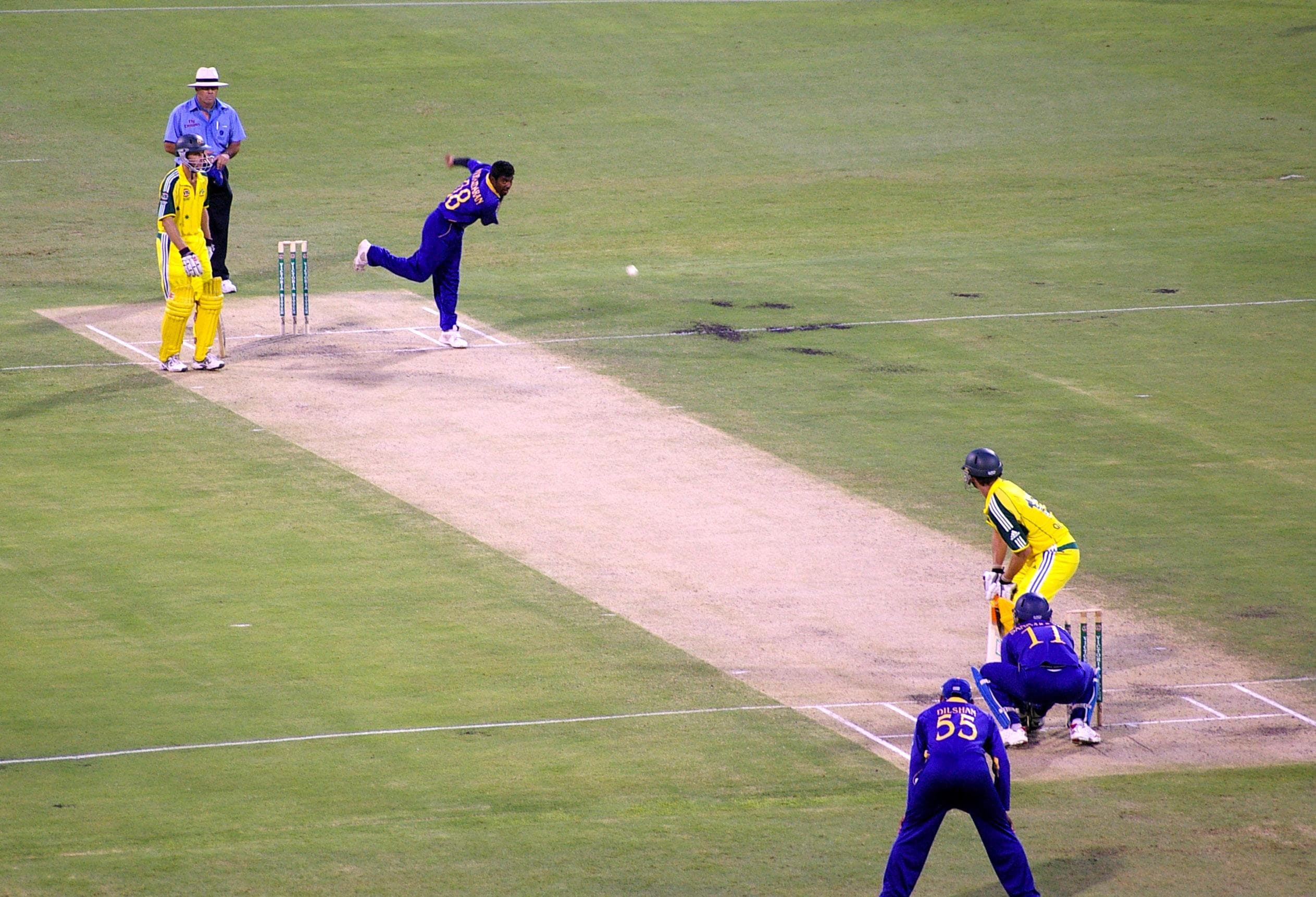 Muttiah Muralitharan lanzando a Adam Gilchrist durante un partido de críquet