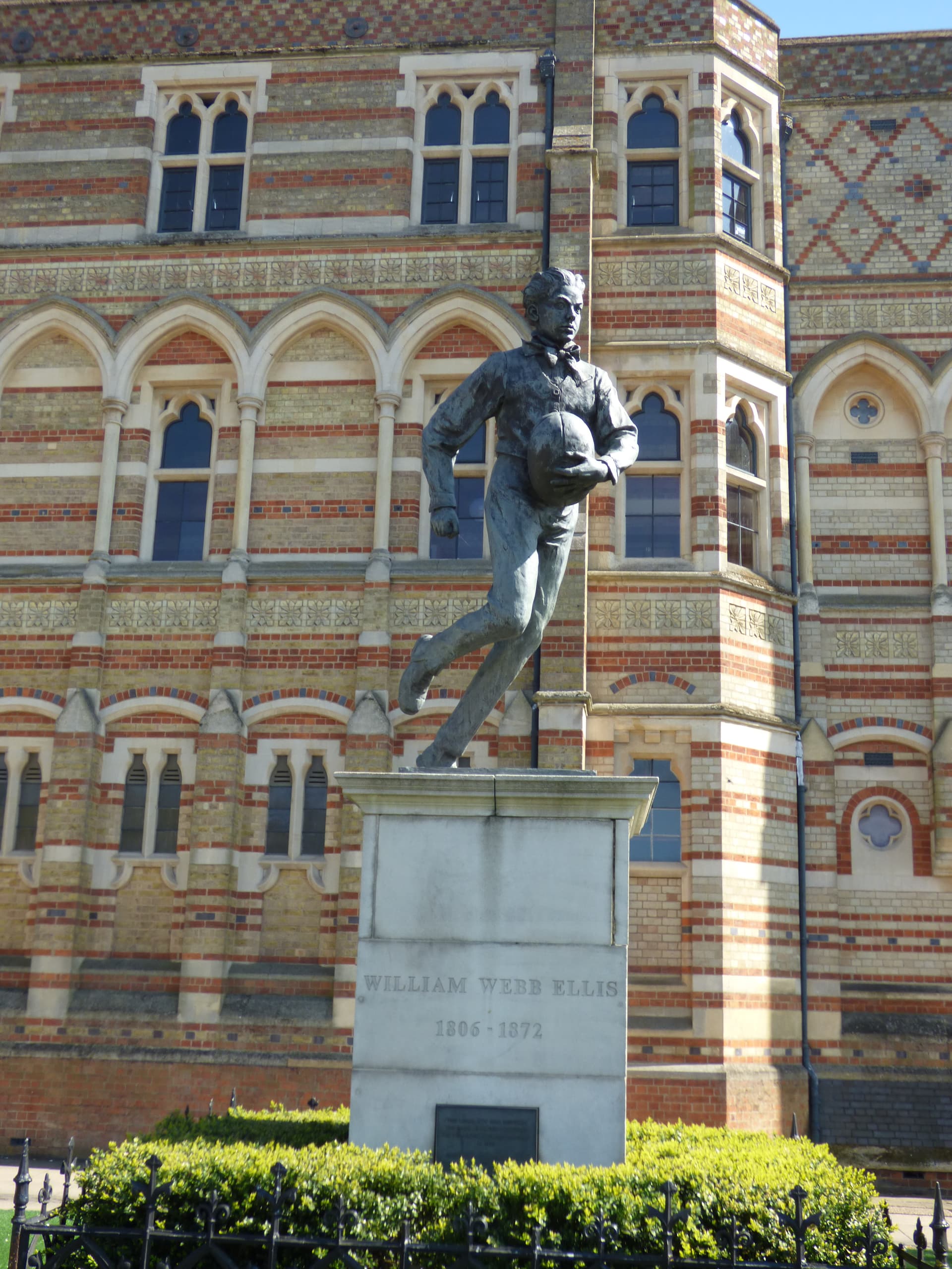 Estatua de William Webb Ellis frente a Rugby School