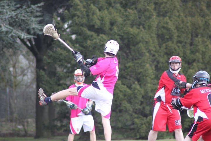 Jugador de lacrosse lanzando durante un partido