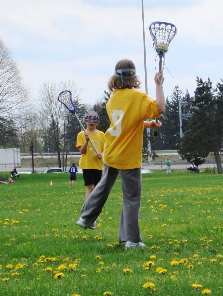 Jugadoras jóvenes practicando lacrosse
