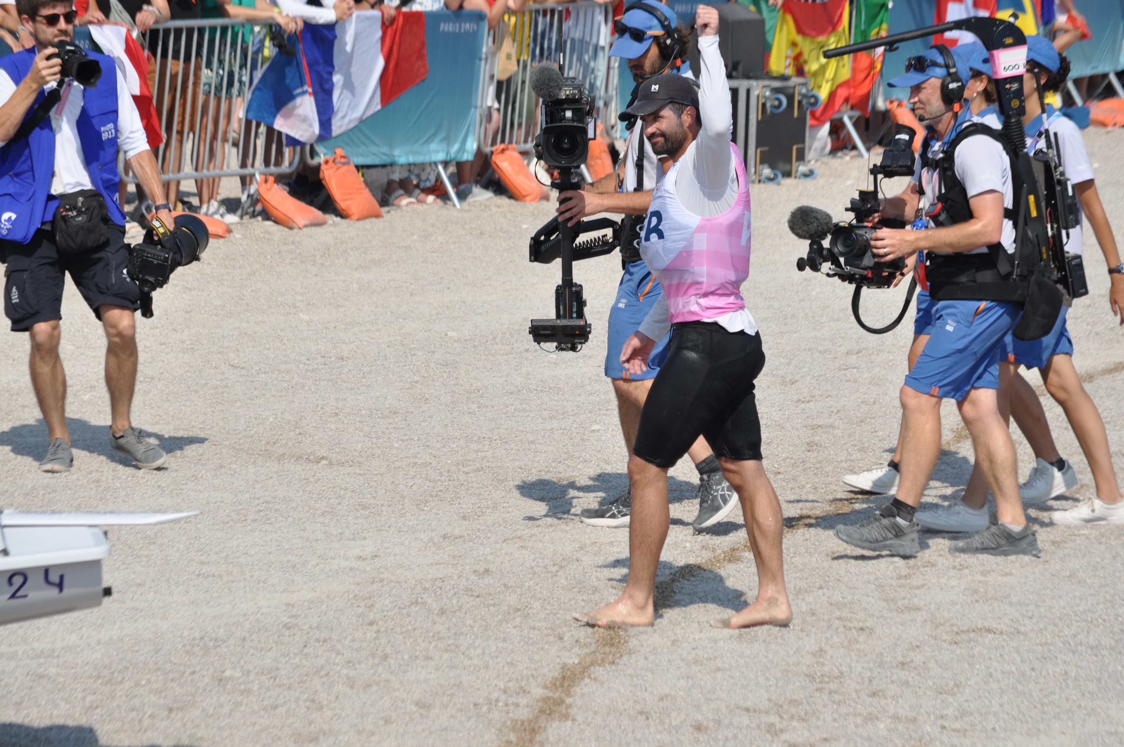 Stefano Peschiera después de obtener el bronce olímpico en vela en París 2024