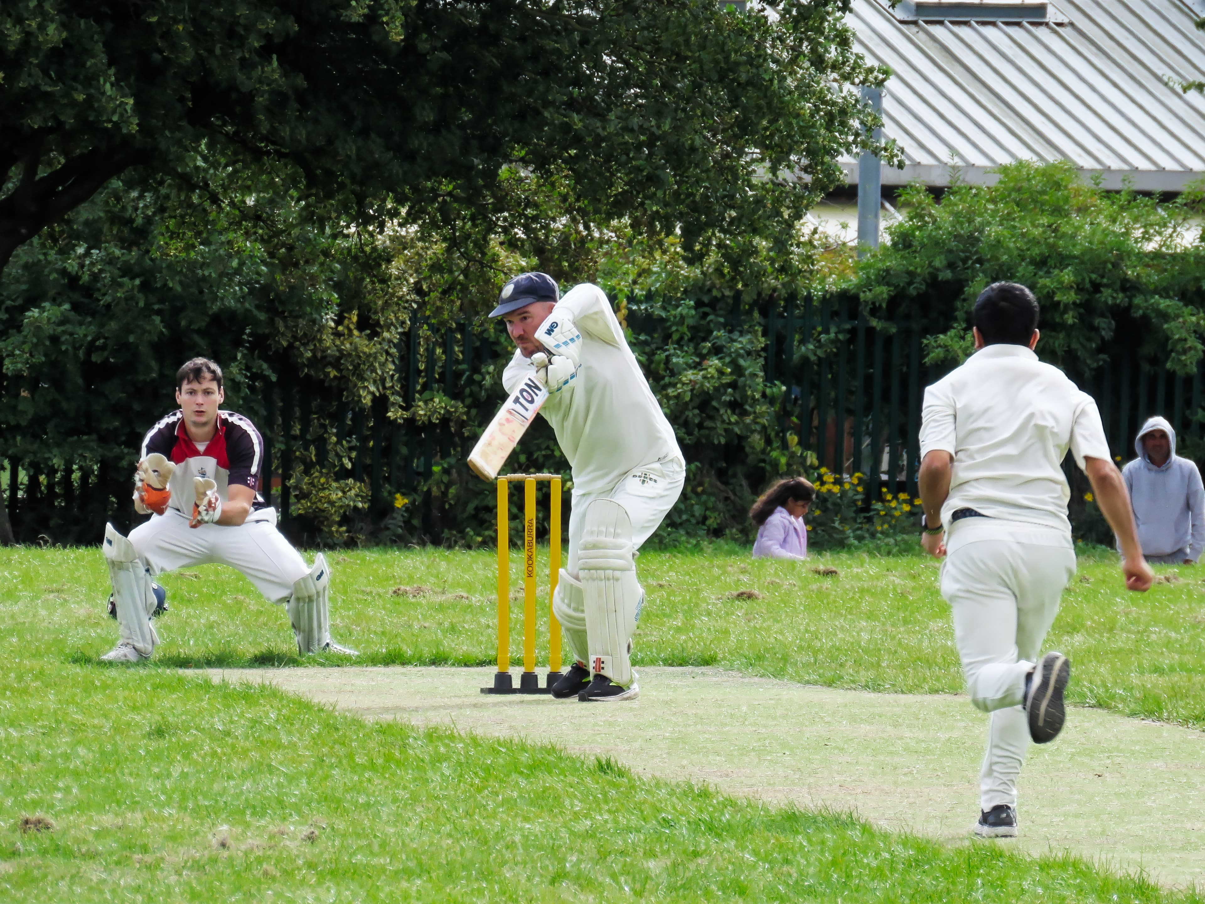 Bateador y wicketkeeper durante un partido de críquet en Londres