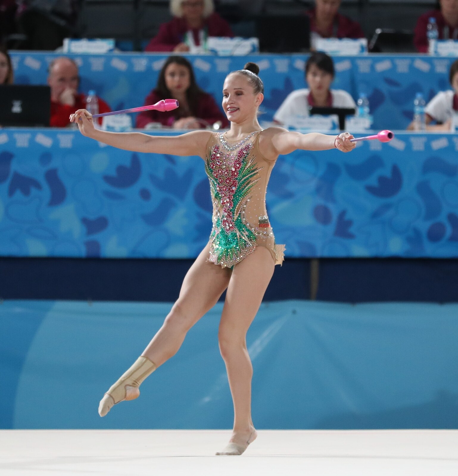 Gimnasta rítmica durante una final de mazas en Buenos Aires 2018