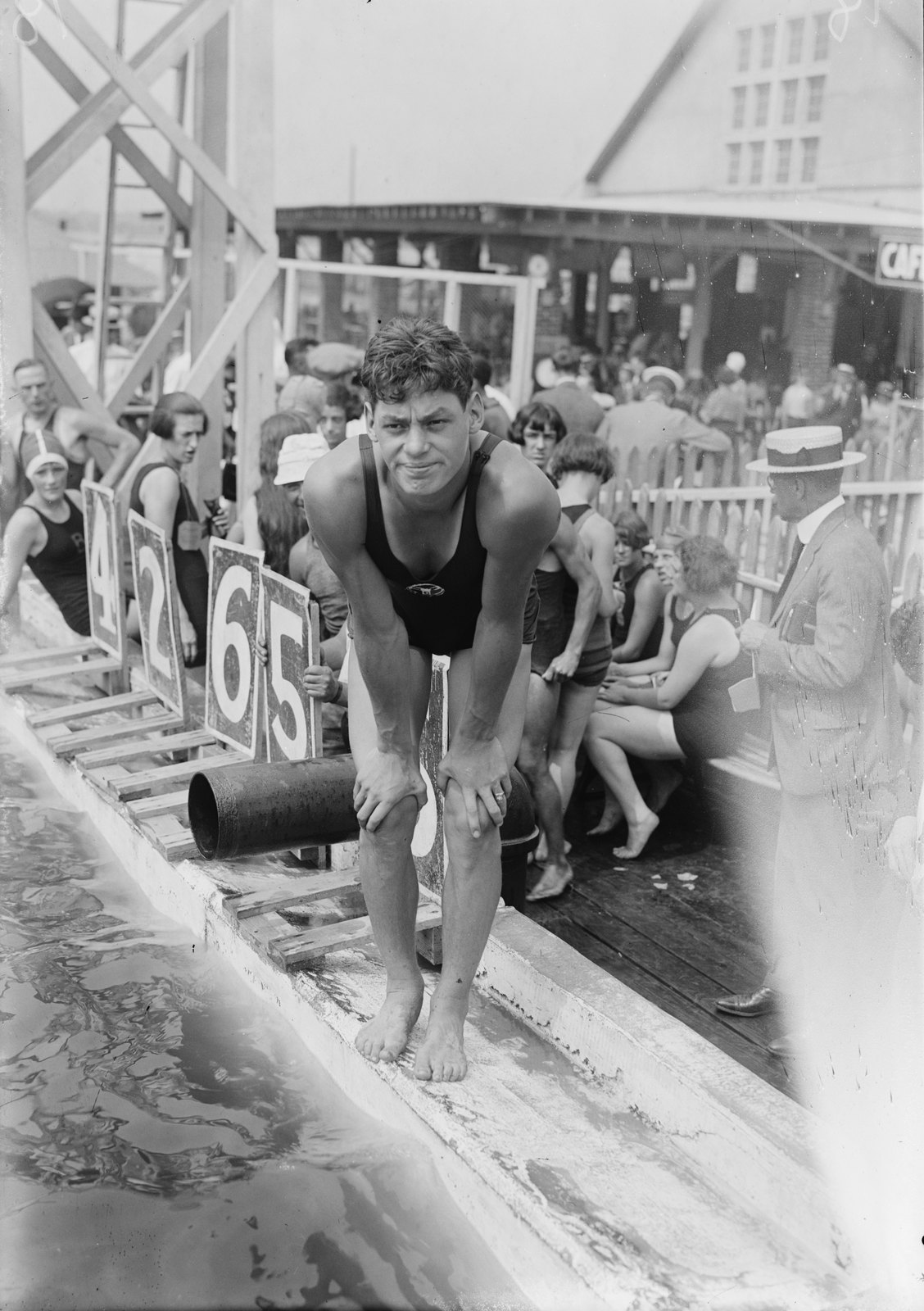 Johnny Weissmuller en una competición de natación en la década de 1920